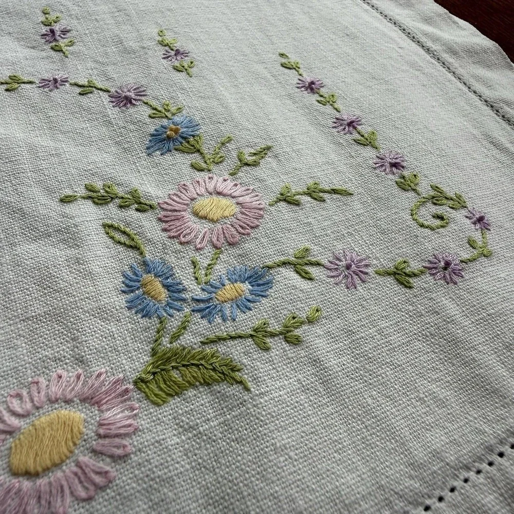 Vtg Embroidered Crochet Dresser Scarf Table Runner Rectangle Flower 38